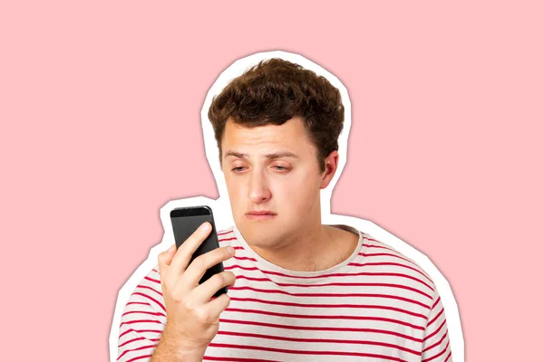 Retrato emocional de un hombre llorando mirando su teléfono móvil. sensación de desesperanza. hombre emocional aislado sobre fondo blanco Revista estilo collage con color de moda — Foto de Stock