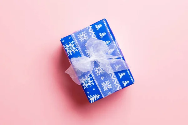Top view Karácsonyi ajándék doboz fehér íj rózsaszín háttér másolási hely — Stock Fotó