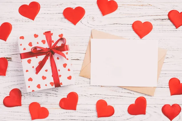 화이트 나무 배경 위에 레드 심장 및 선물 상자와 봉투 메일. 발렌타인 날 카드, 사랑 또는 개념 인사 결혼식 — 스톡 사진