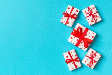 Renkli arka planda kırmızı kalpler olan hediye kutularının üst görüntüsü. Kopya alanı ile Sevgililer Günü konsepti