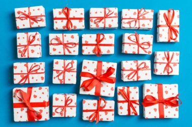 Renkli arka planda kalpleri olan beyaz hediye kutularının üst görüntüsü. Sevgililer Günü konsepti