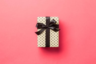 Yaşayan mercan zemininde siyah yay ve fotokopi alanı olan üst görünüm noel hediyesi kutusu