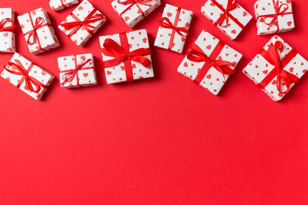 Composition de vacances de boîtes-cadeaux avec des cœurs rouges sur fond coloré avec un espace vide pour votre conception. Vue du dessus du concept de Saint-Valentin — Photo