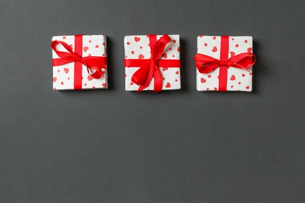 Σύνθεση διακοπών των κιβωτίων δώρου με κόκκινες καρδιές σε πολύχρωμο φόντο με κενό χώρο για το σχεδιασμό σας. Κάτοψη της έννοιας Ημέρα του Αγίου Βαλεντίνου — Φωτογραφία Αρχείου