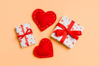 Hediye kutuları ve kırmızı tekstil kalplerden yapılmış renkli sevgililer günü arkaplanı manzarası. Sevgililer Günü konsepti