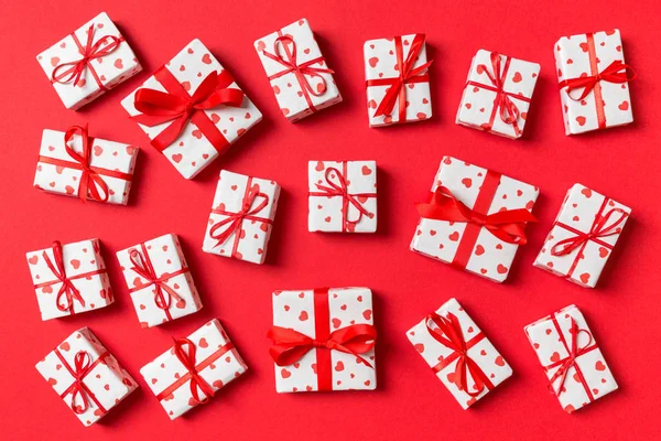 カラフルな背景に赤い心を持つ休日の白いギフトボックスの組成。バレンタインデーのコンセプト — ストック写真