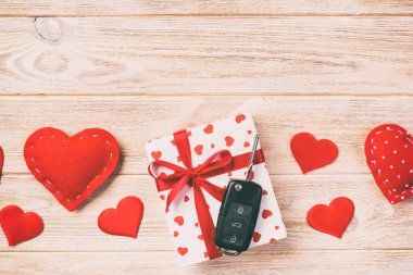 Sevgililer veya kağıt kırmızı kalpler ile diğer tatil el yapımı hediye, Araba anahtarları ve hediye tatil sunulu liste kutusunda. Tasarım için turuncu ahşap masa üstten görünüm kopya alanı ile boş alanı kutusu hediye