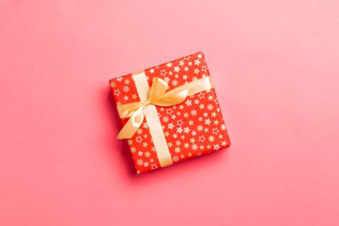 En üstteki Noel hediyesi kutusunda yaşayan mercan zemininde altın fiyonk ve kopya alanı var.