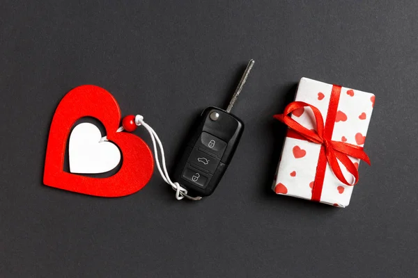 Ovanifrån av bil nyckel, presentförpackning och leksak hjärta på färgglada bakgrund. Närbild av Saint alla hjärtans dag koncept — Stockfoto