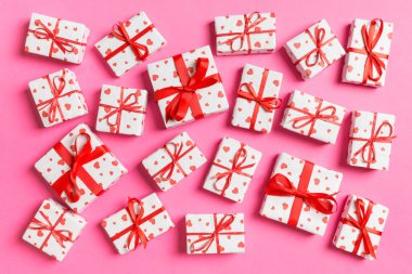 Renkli arka planda kalpleri olan beyaz hediye kutularının üst görüntüsü. Sevgililer Günü konsepti