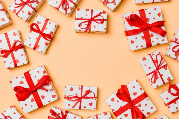 Vista dall'alto di scatole regalo con cuori rossi su sfondo colorato. Concetto di San Valentino con spazio per la copia — Foto Stock