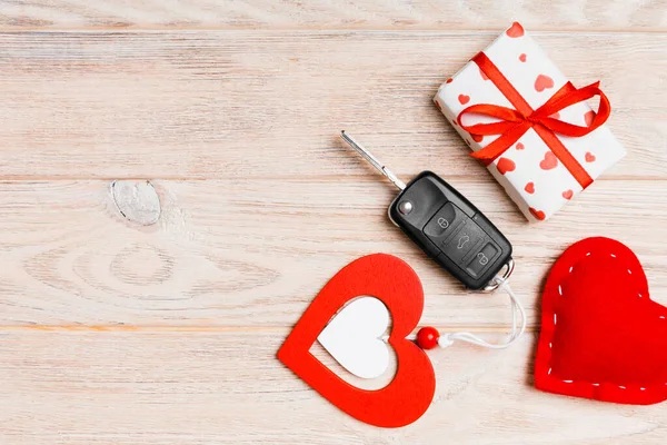 Widok góry klucza samochodowego, pudełko z prezentami i serce jako prezent na Walentynki na drewnianym tle. Koncepcja romantyczna z przestrzenią do kopiowania — Zdjęcie stockowe