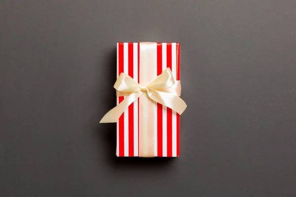 Draufsicht Weihnachtsgeschenkbox mit gelber Schleife auf schwarzem Hintergrund mit Kopierraum — Stockfoto