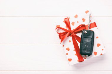 Sevgililer veya kağıt kırmızı kalpler ile diğer tatil el yapımı hediye, Araba anahtarları ve hediye tatil sunulu liste kutusunda. Tasarım için kopya alanı görünümüyle Beyaz ahşap masa üstü, boş alanı kutusu hediye