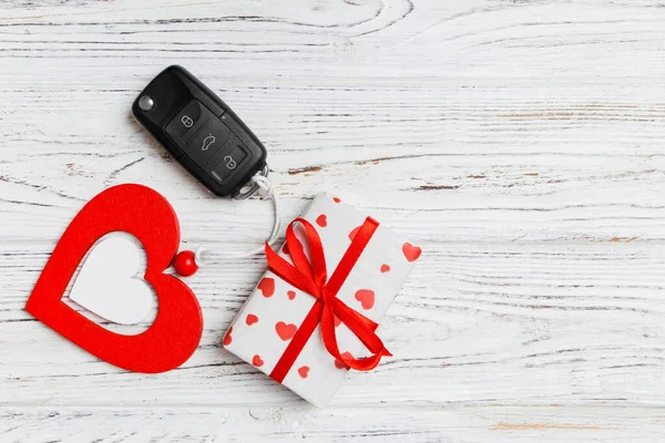 Widok góry klucza samochodowego, pudełko z prezentami i serce jako prezent na Walentynki na drewnianym tle. Koncepcja romantyczna z przestrzenią do kopiowania — Zdjęcie stockowe