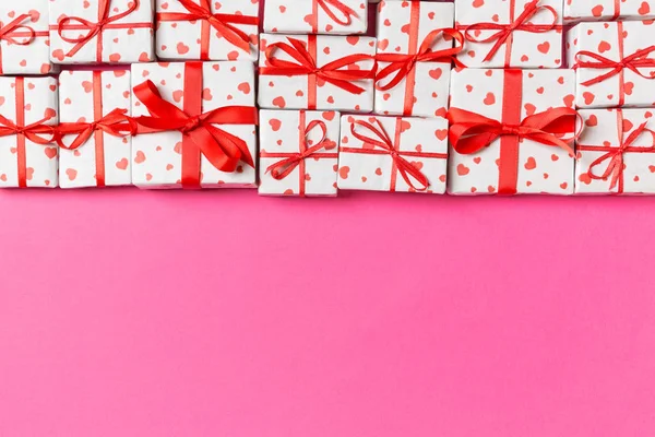 Composizione vacanza di scatole regalo con cuori rossi su sfondo colorato con spazio vuoto per il vostro disegno. Vista dall'alto del concetto di San Valentino — Foto Stock