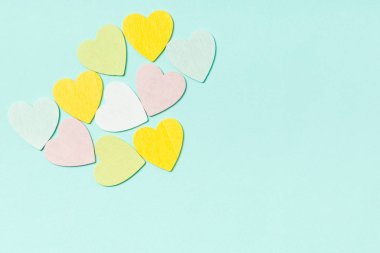 Renkli arkaplandaki ahşap kalplerin fotokopi alanı ile üst görüntüsü. Romantik bir kavram. Sevgililer Günü konsepti