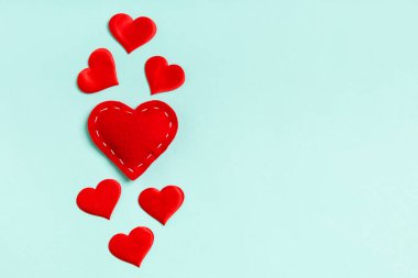 Renkli arkaplanda kırmızı kalplerin üst görünümü. Romantik ilişki kavramı. Valentaine Günü