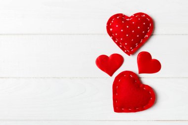 Ahşap arka planda kırmızı kalplerin üst görünümü. Romantik ilişki kavramı. Valentaine Günü
