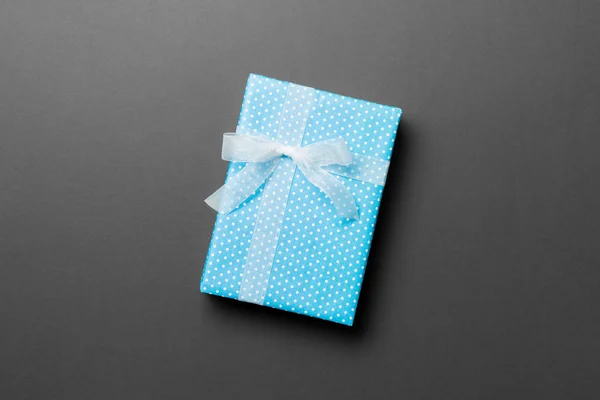 Cadeau doos met witte strik voor Kerstmis of Nieuwjaar dag op zwarte achtergrond, bovenaanzicht met kopieerruimte — Stockfoto