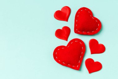 Renkli arkaplanda fotokopi alanı olan kırmızı kalplerin üst görüntüsü. Romantik bir kavram. Sevgililer Günü konsepti