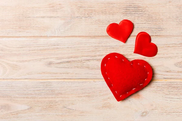 Horní pohled na červené textilní srdce na dřevěném pozadí s kopírovacím prostorem. Romantický koncept. Svatý Valentýn — Stock fotografie