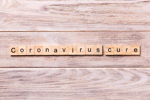 Coronavirus cura parola scritta su blocco di legno. coronavirus cura testo su tavolo di legno per il vostro disegno, concetto vista dall'alto — Foto Stock
