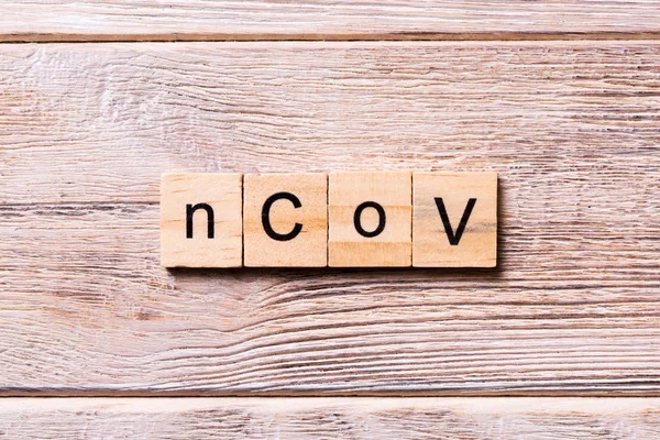 Ncov Wort auf Holzblock geschrieben. ncov-Text auf Holztisch zur Gestaltung, Coronavirus-Konzept von oben — Stockfoto