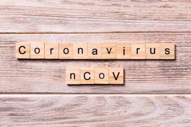 Coronavirus ncov kelimesi tahta blokta yazılı. Coronavirus ncov metin ahşap masa üzerinde desing, konsept üst görünüm için