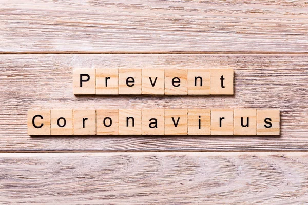 Prevenir coronavirus palabra escrita en bloque de madera. evitar coronavirus texto en la mesa de madera para su diseño, concepto de vista superior — Foto de Stock