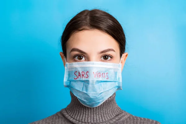 Porträtt av en kvinna i medicinsk mask med Sars virus text på blå bakgrund. Coronavirus-konceptet. Andningsskydd — Stockfoto