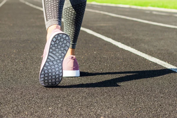 Imagen de la cosecha de piernas y pies deportivos femeninos en zapatillas de running en th — Foto de Stock