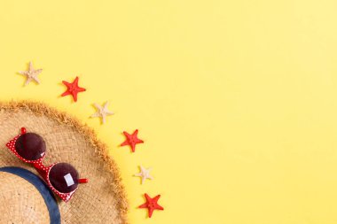 Sarı masadaki aksesuarlarla yaz tatili plajı geçmişi