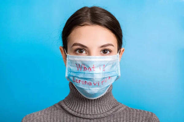 Potret seorang wanita yang mengenakan masker medis dengan kata-kata coronavirus dengan latar belakang biru. Konsep Coronavirus dan layanan kesehatan — Stok Foto