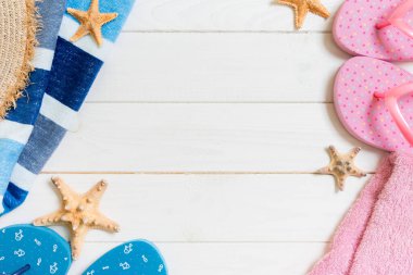 Hasır şapka, terlik, havlu, güneş gözlüğü ve deniz yıldızı