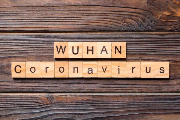Wuhan coronavirus palabra escrita en bloque de madera. texto sobre tabla de madera para su diseño, Wuhan Coronavirus, 2019-nCoV. concepto vista superior — Foto de Stock