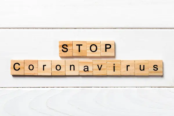 Detener coronavirus palabra escrita en bloque de madera. texto sobre tabla de madera para su diseño, Wuhan Stop Coronavirus, 2019-nCoV. concepto vista superior — Foto de Stock