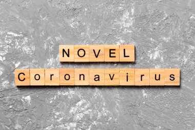 Ahşap blokta yazılmış Coronavirus kelimesi. Ahşap masada 2019-Ncov 'daki Wuhan Coronavirus için yazı var. konsept üst görünüm