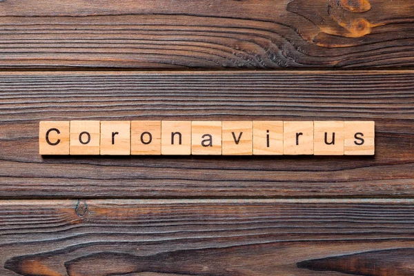 Palabra de coronavirus escrita en madera. texto sobre tabla de madera para su diseño, Wuhan Coronavirus, 2019-nCoV. concepto vista superior — Foto de Stock