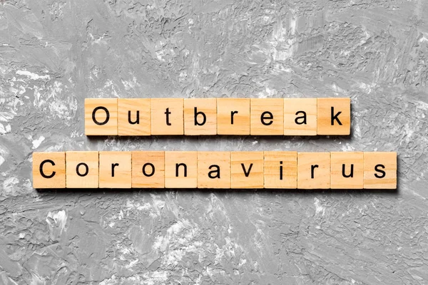 Palabra de brote de coronavirus escrita en texto de bloque de madera en la mesa de madera para su diseño, Wuhan Coronavirus, 2019-nCoV concept top view — Foto de Stock