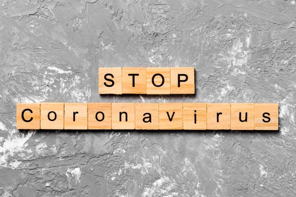Detener coronavirus palabra escrita en bloque de madera. texto sobre tabla de madera para su diseño, Wuhan Stop Coronavirus, 2019-nCoV. concepto vista superior — Foto de Stock