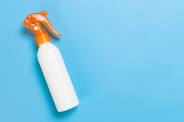 Düz konsept yaz tatili. Güneş kremi şişesi.