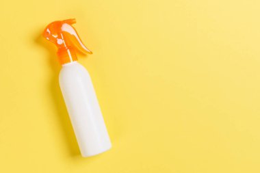 Düz konsept yaz tatili. Güneş kremi şişesi.