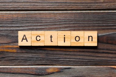 Tahta blokta yazan eylem kelimesi. Masada eylem metni, konsept