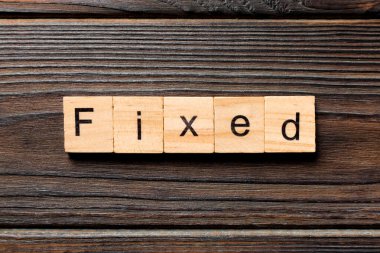 Tahta bloğa yazılmış bir kelime. tablo üzerinde sabitlenmiş metin, konsept