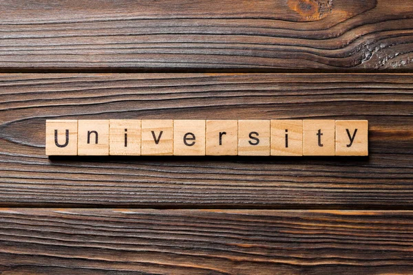 Universiteit woord geschreven op hout blok. Universiteit tekst op houten tafel voor uw ontwerpen, concept — Stockfoto