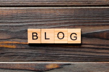 Blog kelime ahşap blok üzerinde yazılı. Blog metin, tasarım, ahşap masanın kavramı.