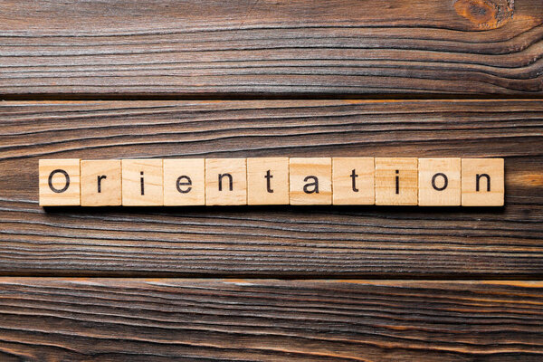 Ориентировочное слово, написанное на дереве. Ориентировочный текст на деревянном столе для Вашего дизайна, концепция
.