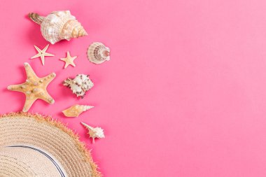 pembe masa üzerinde aksesuarları ile yaz tatili plaj arka plan, kopya alanı ile üst görünümü. tatil konsepti.