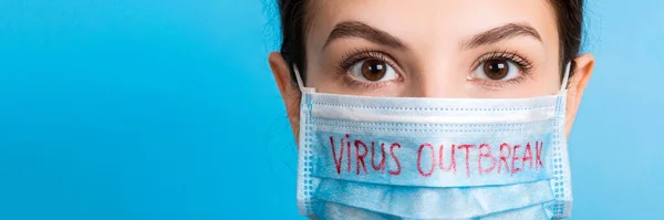 Porträtt Vacker Kvinna Bär Medicinsk Mask Med Virus Utbrott Text — Stockfoto